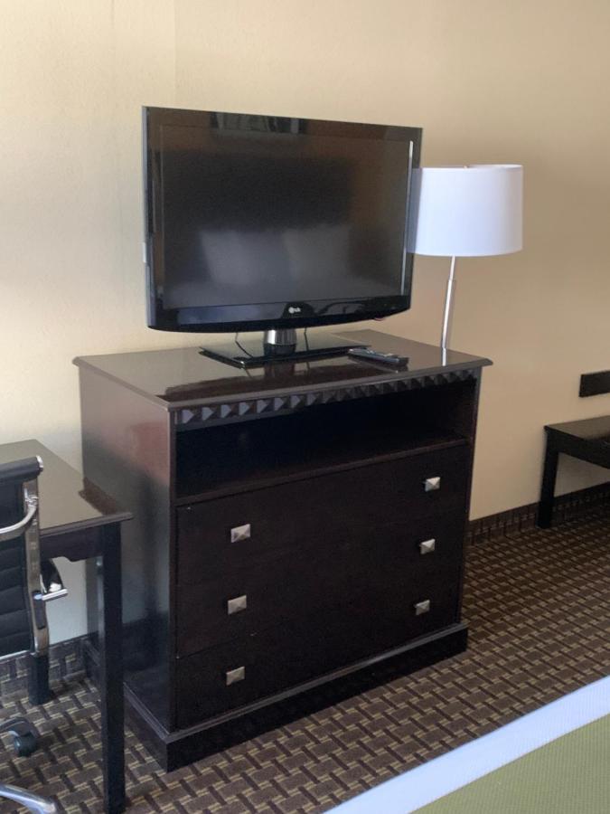 Quality Inn & Suites Quantico Stafford Esterno foto