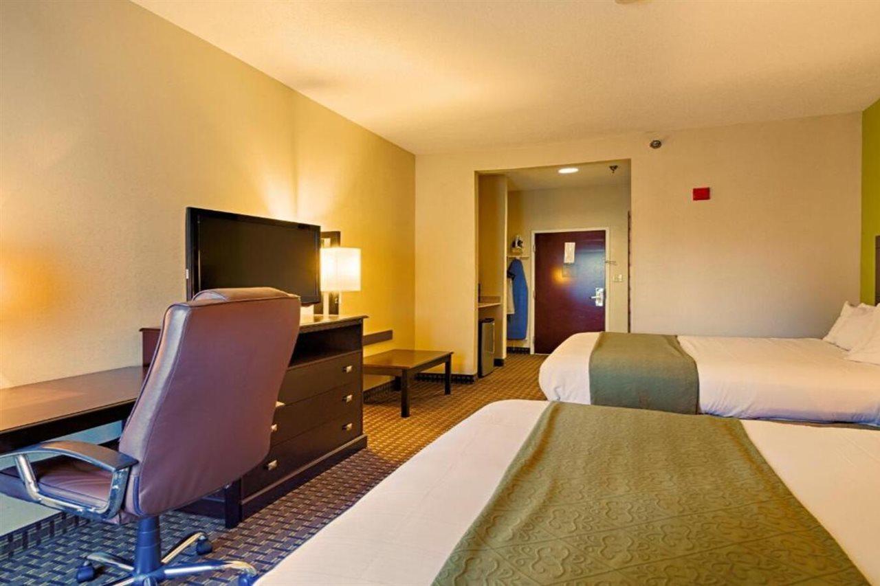 Quality Inn & Suites Quantico Stafford Esterno foto