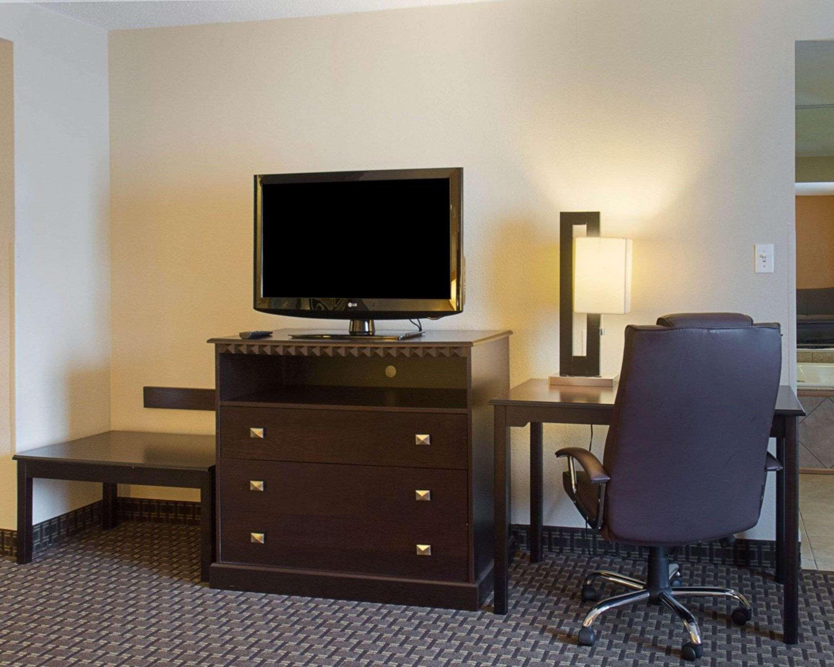 Quality Inn & Suites Quantico Stafford Esterno foto