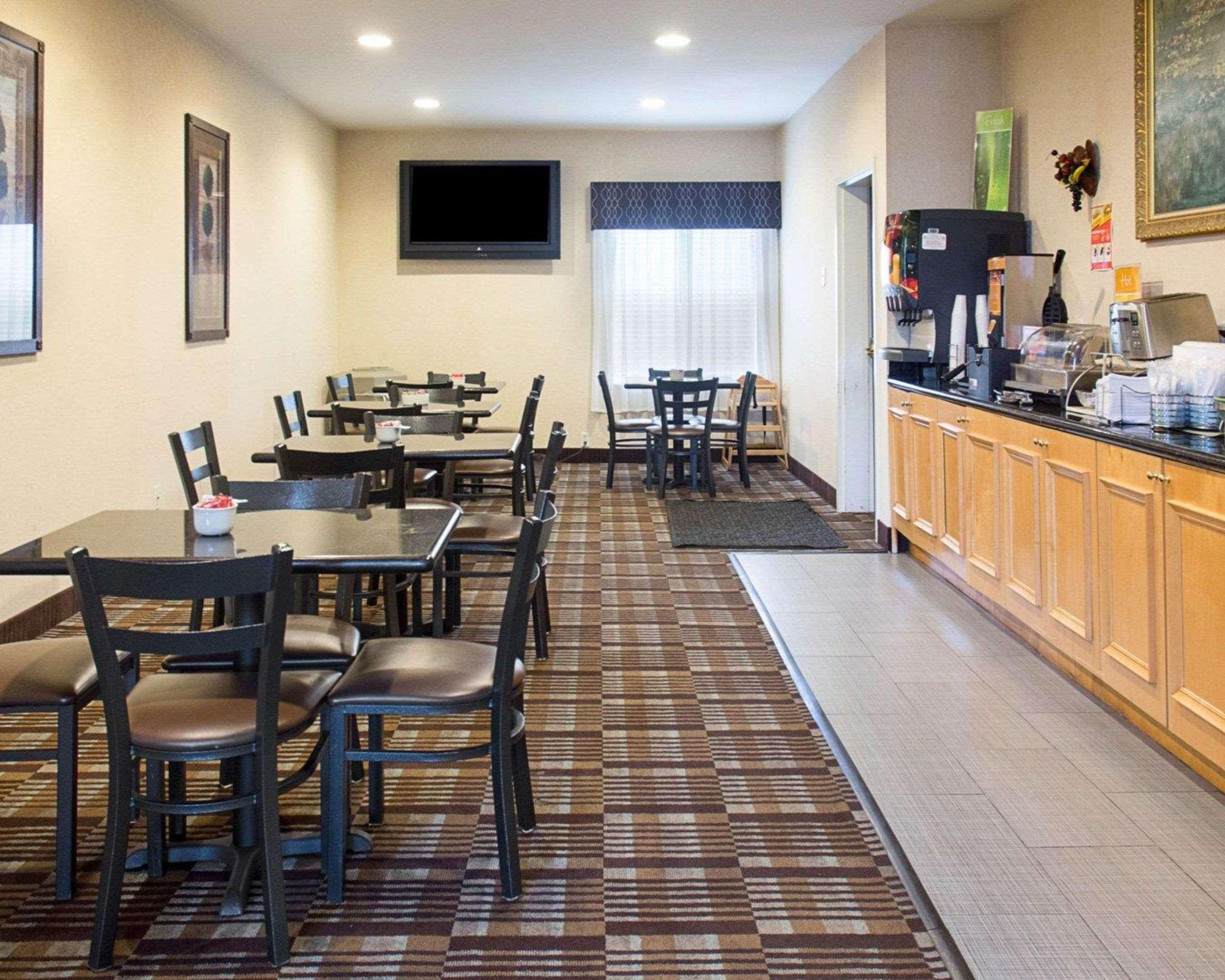 Quality Inn & Suites Quantico Stafford Esterno foto