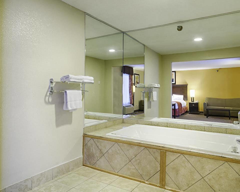 Quality Inn & Suites Quantico Stafford Esterno foto